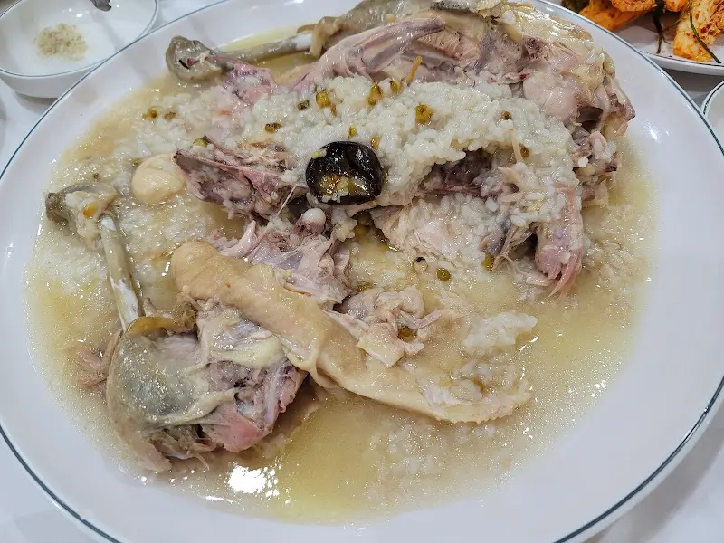 닭누룽지 백숙이 담긴 뚝배기