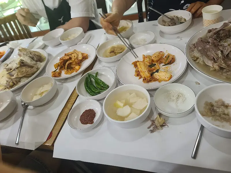 푸짐하게 차려진 한 상