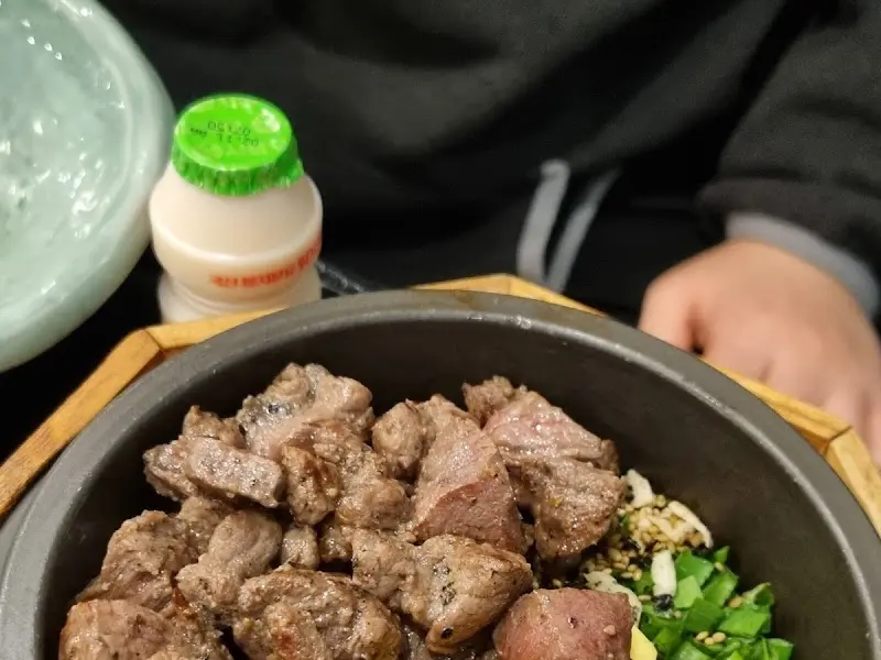 스테이크 솥밥의 모습