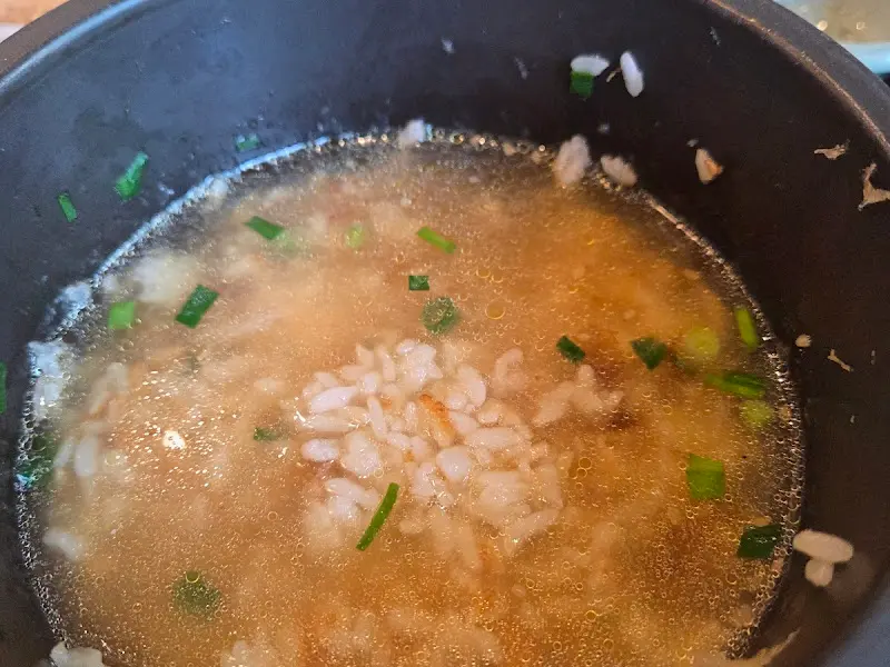 뜨거운 육수를 부어 만든 누룽지