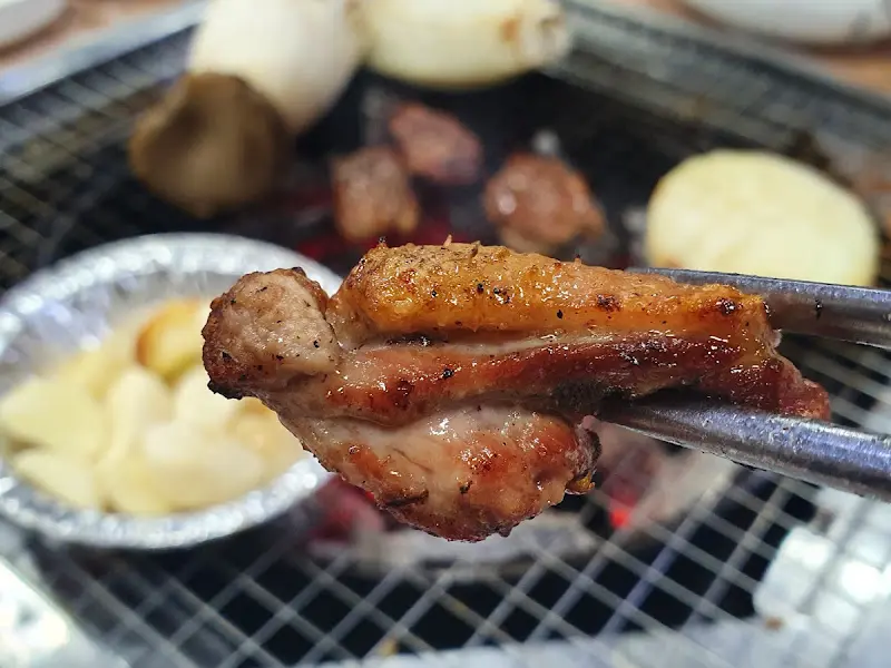 노릇하게 구워진 오리고기