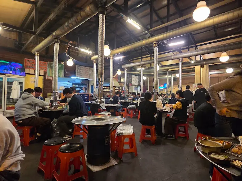 손님들로 가득 찬 구공탄 곱창 내부