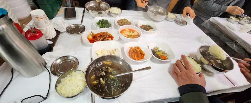 테이블 가득 차려진 밑반찬과 세모국