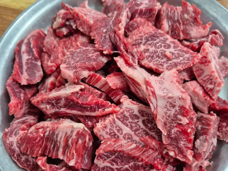 신선한 마블링이 돋보이는 시장실비의 한우 모듬