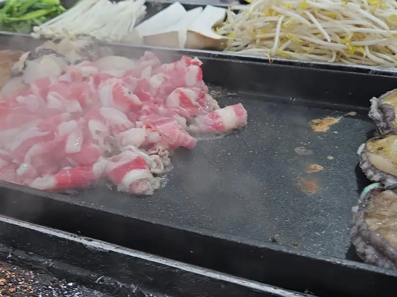 철판에 구워지고 있는 키조개 삼합 재료들