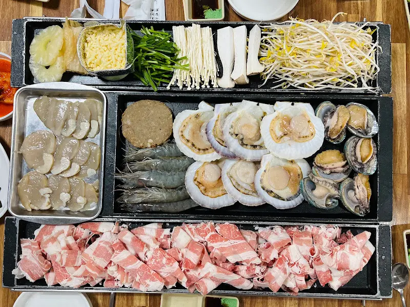 다양한 해산물과 채소가 담긴 키조개 삼합