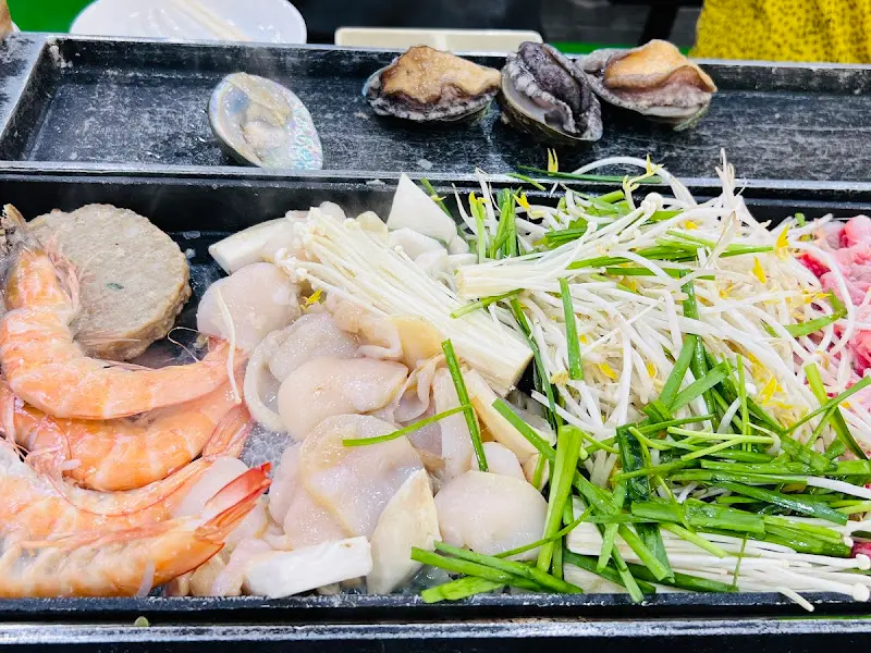 불판 위의 키조개와 채소