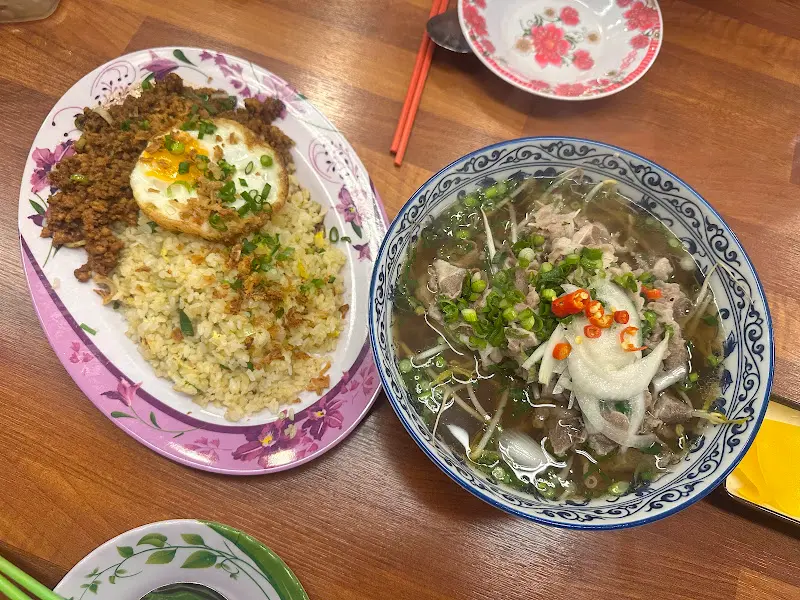 까몬 볶음밥과 쌀국수