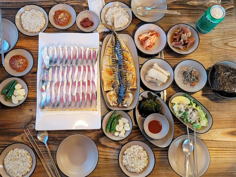 고등어회와 고등어구이 한상차림
