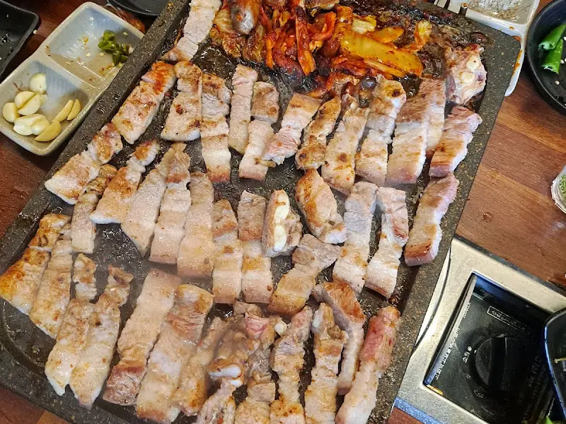 노릇하게 구워진 삼겹살의 향연