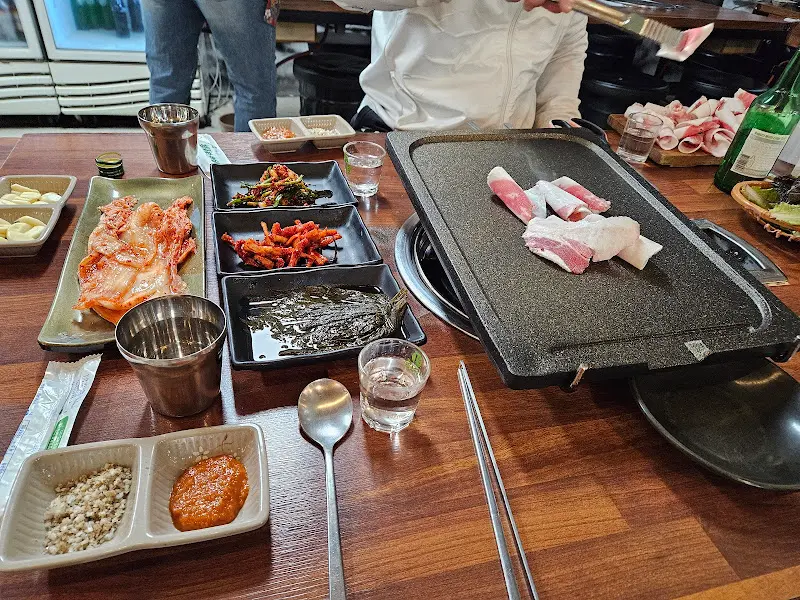 다채로운 밑반찬과 삼겹살의 조화