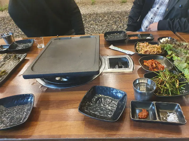 정갈하게 차려진 밑반찬의 모습