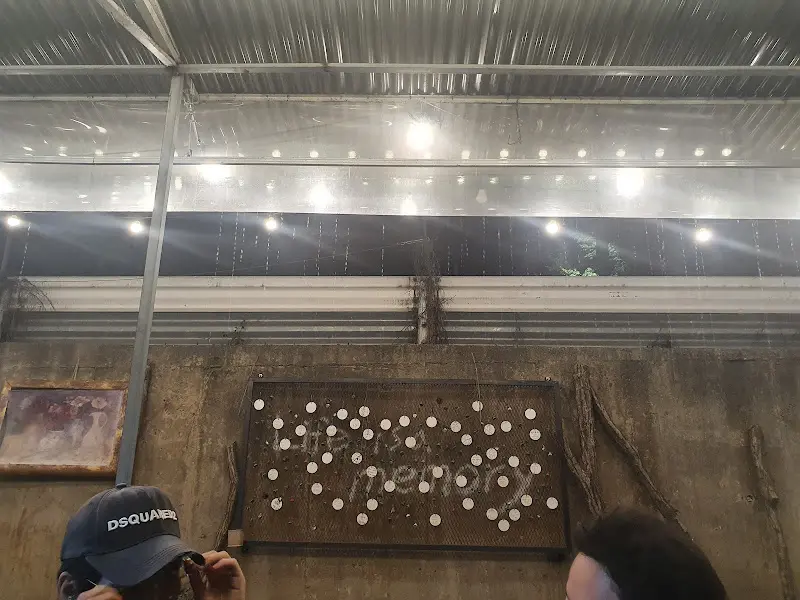 가게 내부 벽면에 쓰여 있는 문구