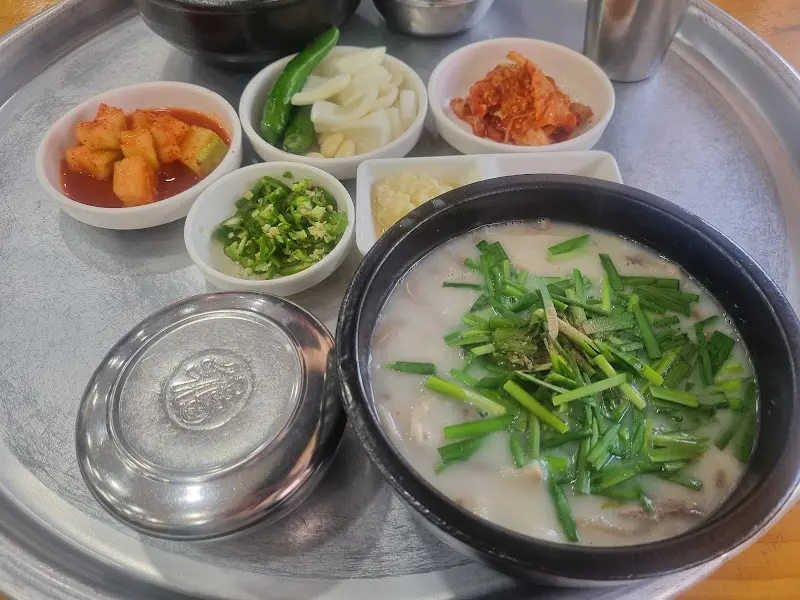 돼지국밥 한상차림