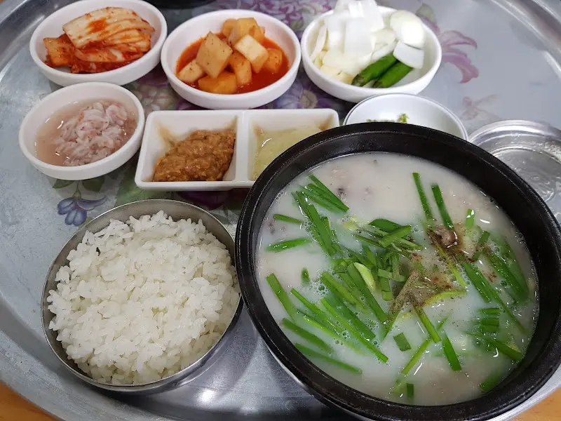 돼지국밥과 푸짐한 반찬