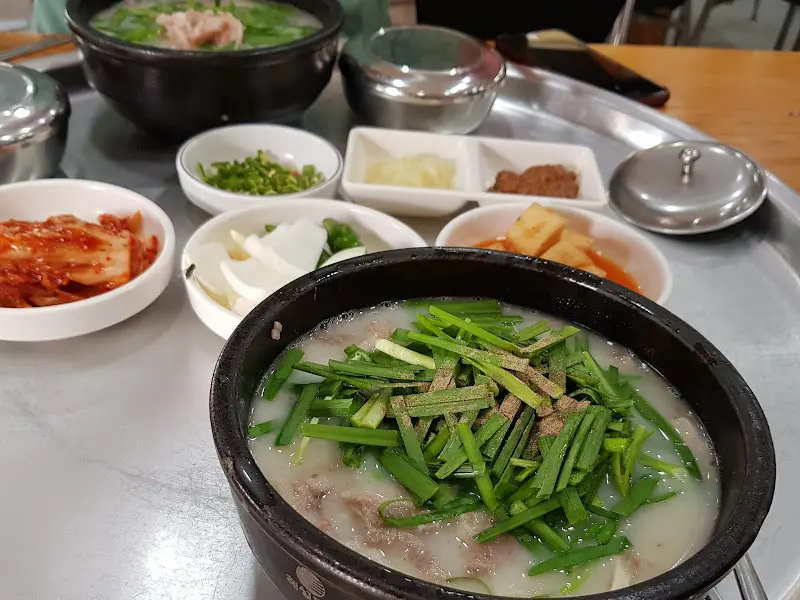 돼지국밥 한상차림