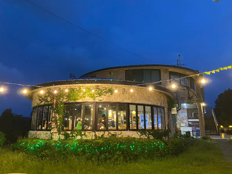 밤에 찍은 제주도그릴 외부 전경