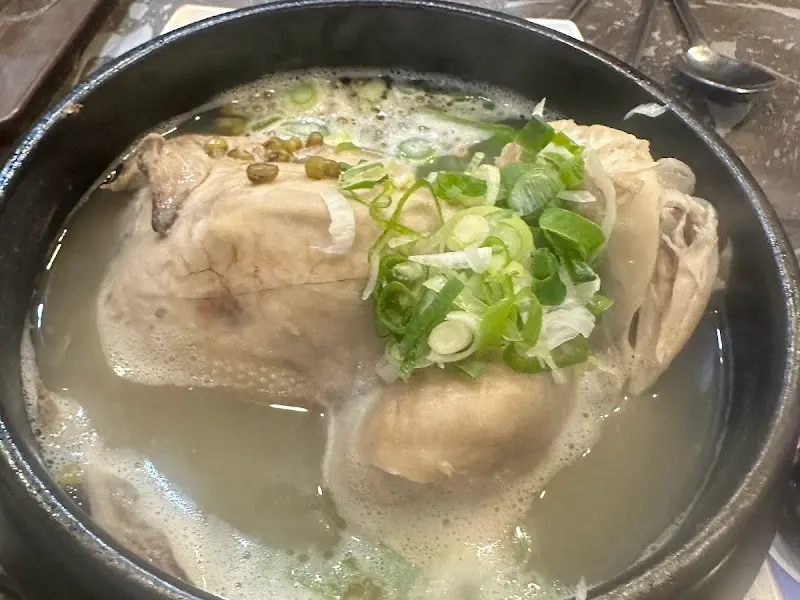 뜨끈한 삼계탕 한 그릇