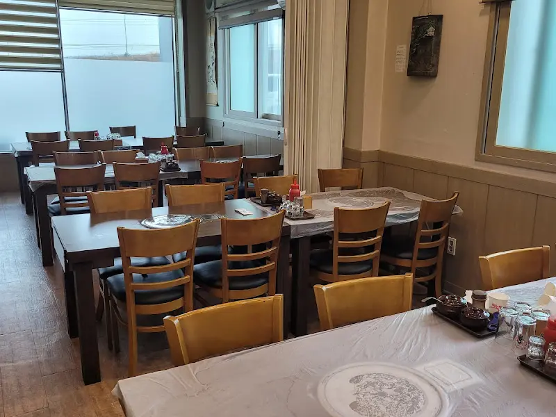 깔끔하게 정돈된 식탁