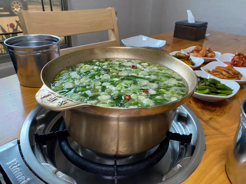 테이블 위에 놓인 놋그릇과 다양한 반찬