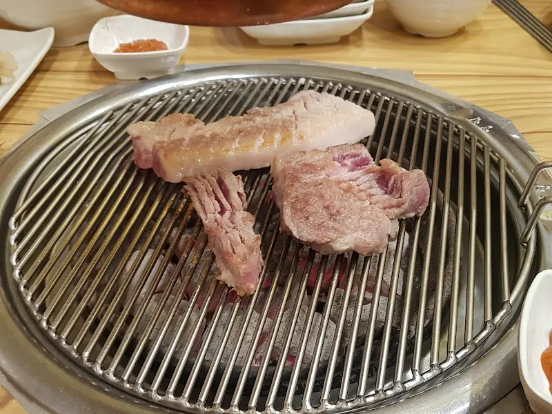 숯불 위 석쇠에 올려진 삼겹살