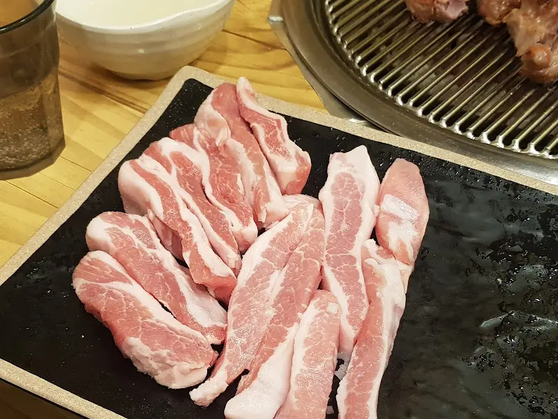 도마 위에 가지런히 놓인 삼겹살