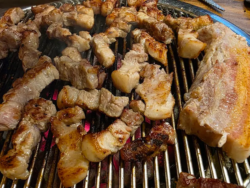 숯불에 구워진 삼겹살