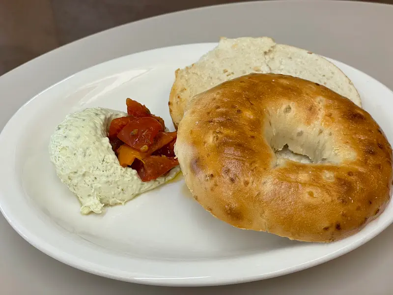 유유재 바질크림베이글