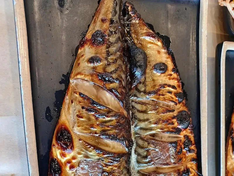 윤기가 좔좔 흐르는 고등어 구이