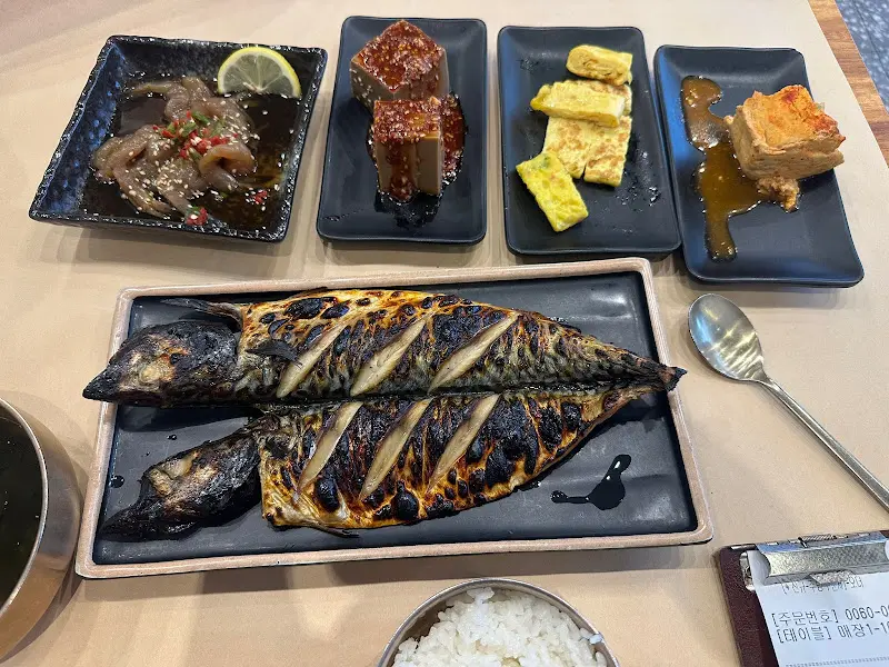 한상 가득 차려진 고등어 정식
