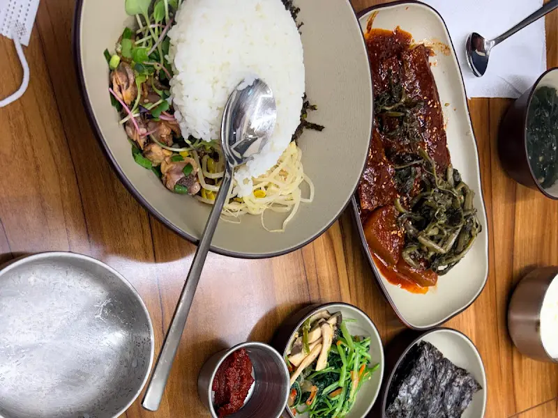 싱싱한 해산물이 가득한 밥상