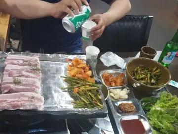 나홀로 떠난 석모도 맛집 기행, 일오삼 장터 백반에서 찾은 인생 삼겹살