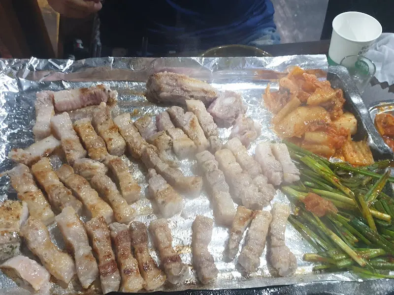 숯불 위에서 맛있게 구워지고 있는 삼겹살