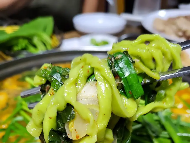 초록색 면발이 인상적인 어죽칼국수