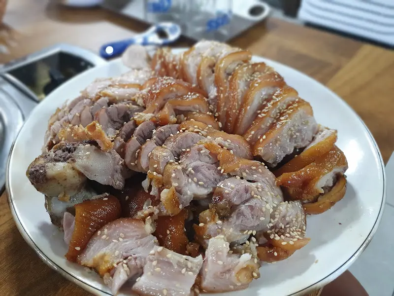 윤기가 좌르르 흐르는 족발