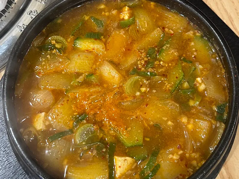 뚝배기에 담겨져 김이 모락모락 나는 된장찌개