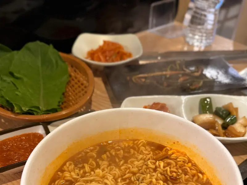 테이블 위에 놓여진 잘 익은 라면