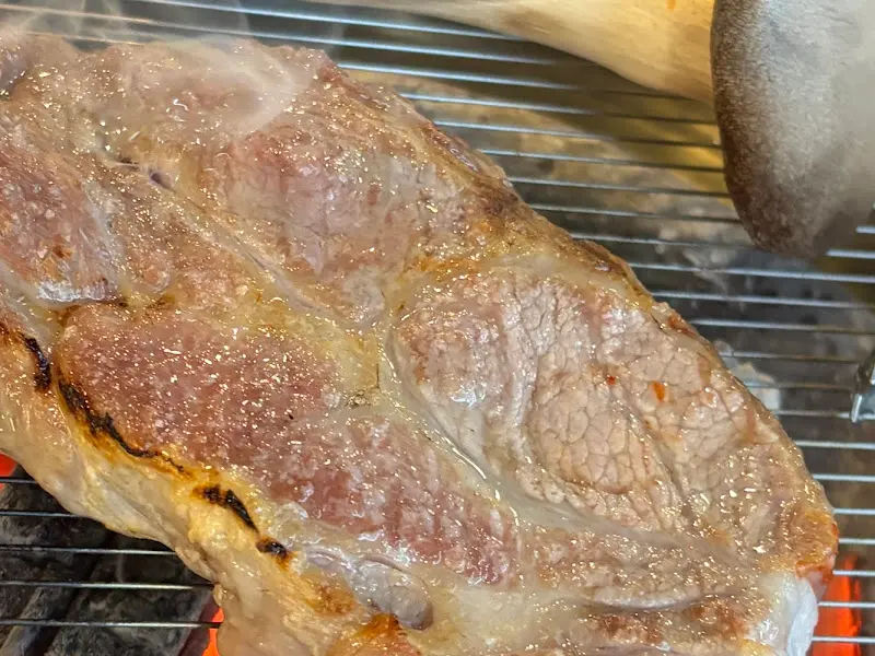 테이블에 가지런히 놓여진 식기