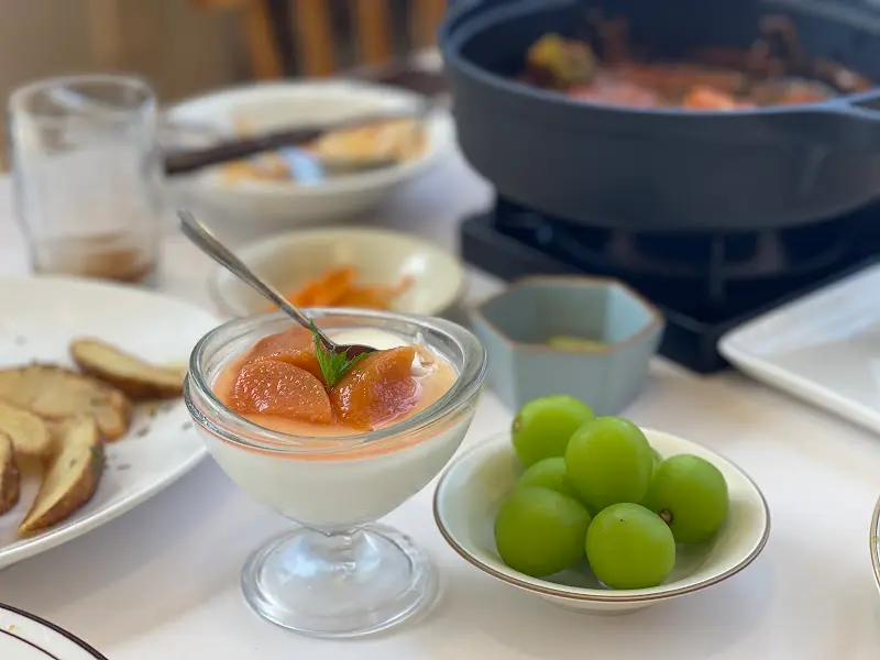 싱싱한 샐러드와 함께 곁들여 먹는 깔끔한 플레이팅