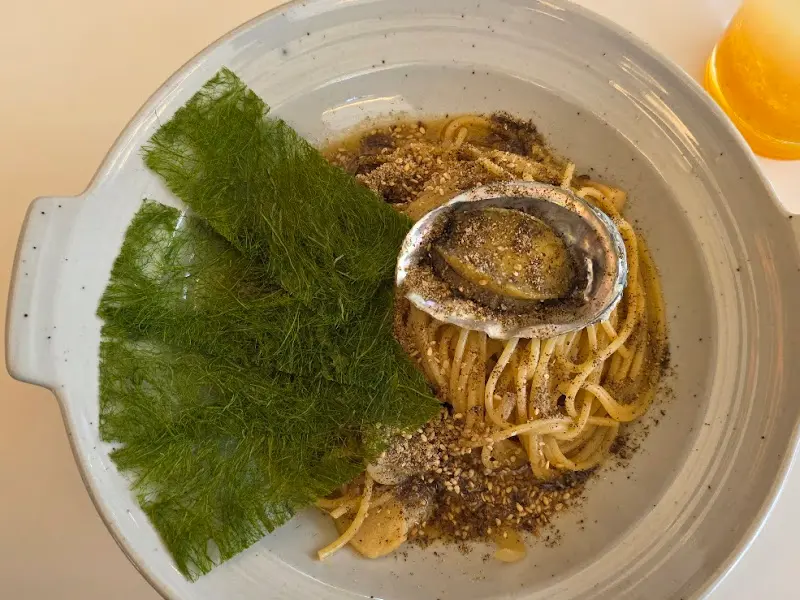 전복 한 마리가 통째로 올라간 전복 파스타