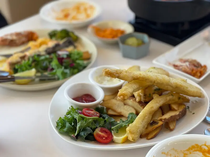 칼치앤칩스와 샐러드의 조화