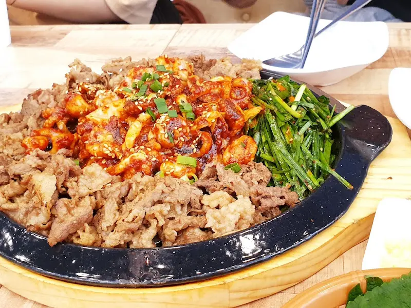 쭈꾸미 볶음과 쌈 채소