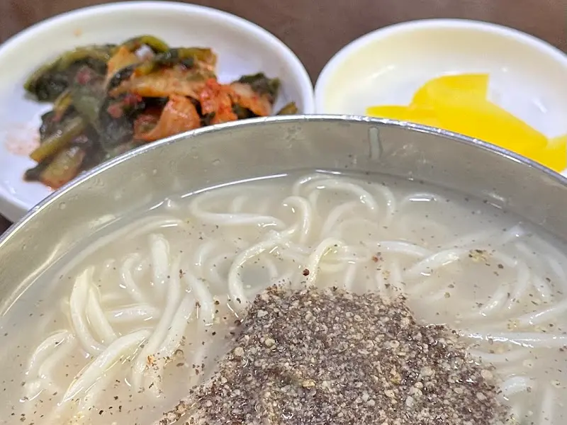 칼국수와 단무지, 열무김치