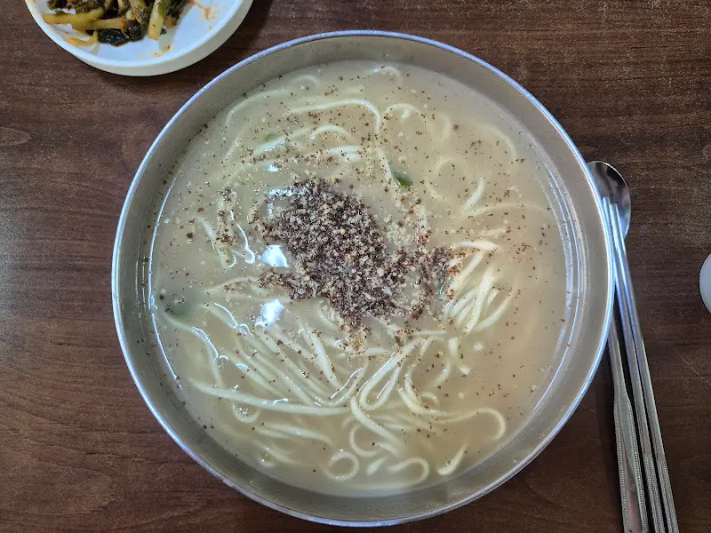 들깨가루가 듬뿍 뿌려진 칼국수