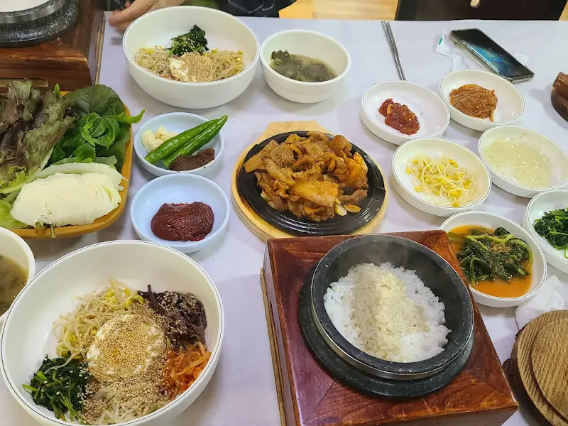 돌솥보리산채비빔밥 한 상 차림