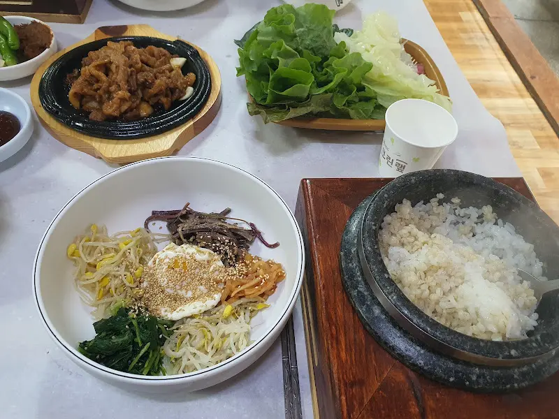 쌈 채소와 비빔밥, 제육볶음