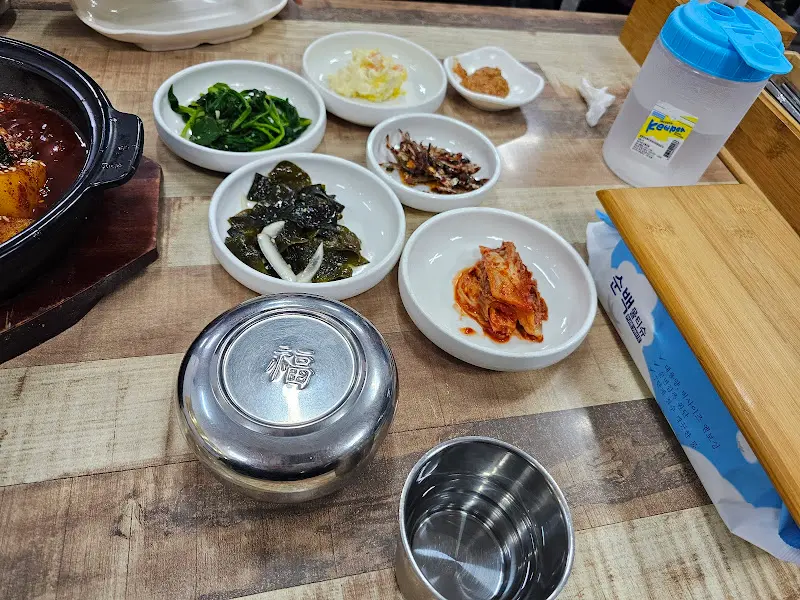 푸짐한 밑반찬과 갈치조림