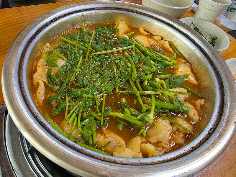 미나리가 듬뿍 올라간 메기매운탕