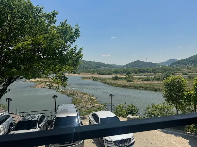 용댕이매운탕에서 바라본 금강의 풍경