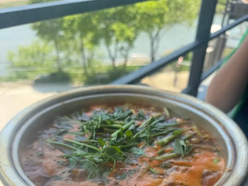 창밖으로 금강이 보이는 식당 내부